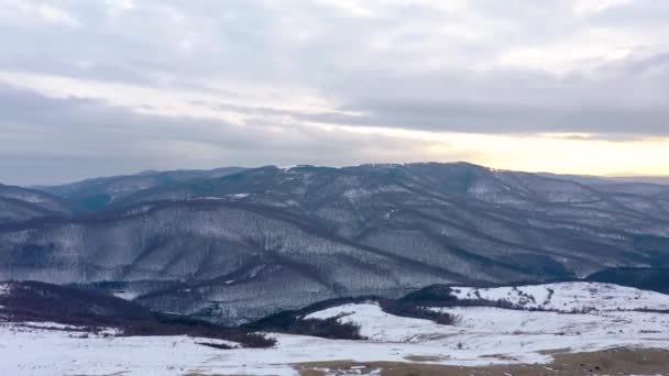 Vista Aérea Amanecer Dorado Sobre Nieve Invernal — Vídeos de Stock