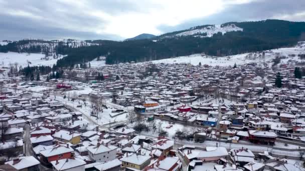 Bulgaristan 'ın Sofya Bölgesi' nin tarihi Koprivshtitsa kentinin kışın hava manzarası.