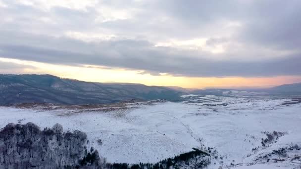 Luftaufnahme Eines Goldenen Sonnenaufgangs Über Dem Winterschnee — Stockvideo