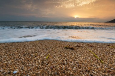 Sahilde gündoğumu.