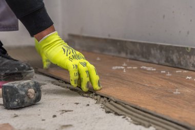 Seramik fayanslar ve tiler için aletler. Döşeme döşemesi. Ev tadilatı, yenileme - seramik fayans döşeme tutkalı, havan topu, seviye.