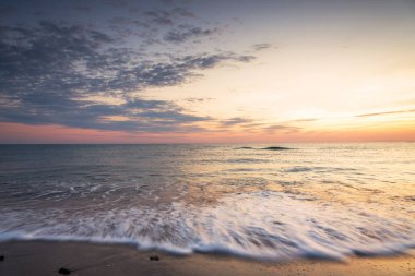 Akdeniz 'de gün batımında dalgalar.