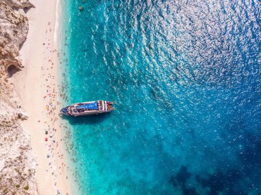 Egremni sahilinde bir turizm gemisi, Lefkada, Yunanistan.