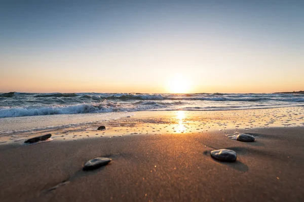 Schöner tropischer Sonnenaufgang am Strand. — Stockfoto