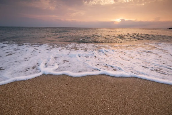 Hermoso amanecer tropical en la playa. — Foto de Stock