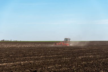 Traktör alanları plowing.