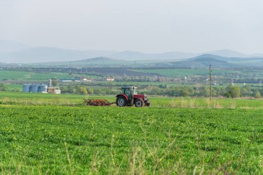 Traktör alanları plowing.