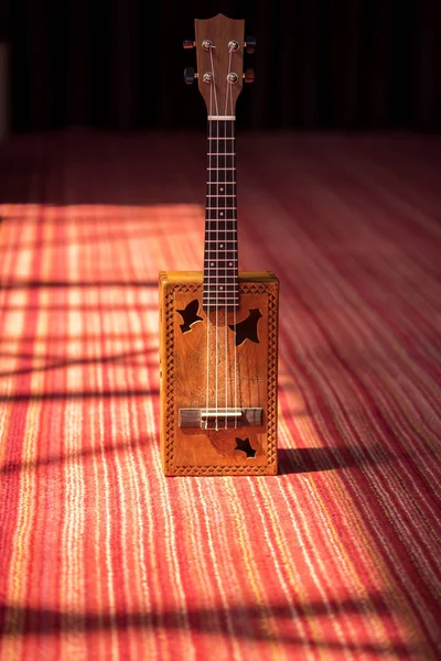 Дивовижна гітара на килимку . — стокове фото