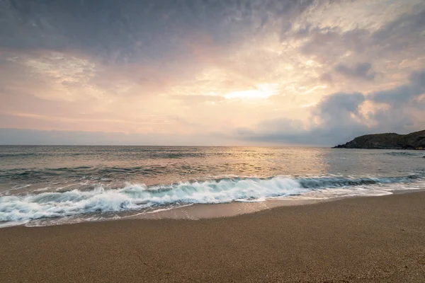 Bella alba tropicale sulla spiaggia. — Foto Stock