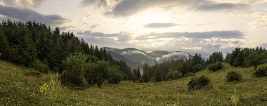 Renkli canlı gün batımı ile inanılmaz dağ manzara.