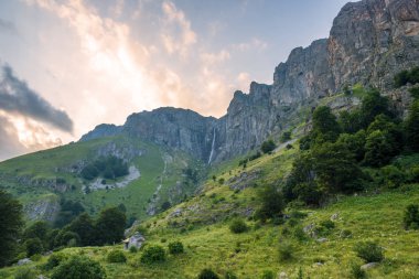 Gün batımında Bulgaristan'da güzel şelale.