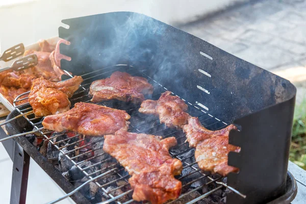 Costillas de barbacoa. Las costillas fritas sobre un fuego abierto. Fuego y humo rollo de carne — Foto de Stock