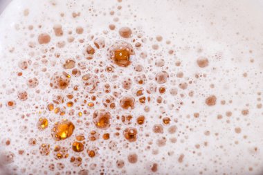 Köpüklü ve köpüklü light bira. Bira Kabarcıkları Dokusunu Kapat.