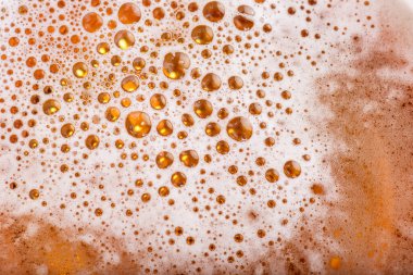 Köpüklü ve köpüklü light bira. Bira Kabarcıkları Dokusunu Kapat.