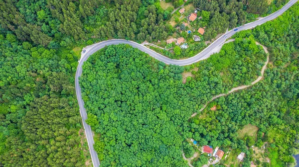 Vista Aérea Estrada Sinuosa Através Das Densas Florestas Alta Montanha — Fotografia de Stock