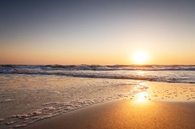 Yazın denizin üzerinde güzel bir gün doğumu.