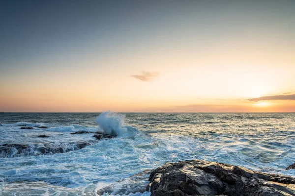 Γραφική Θέα Του Όμορφου Ηλιοβασιλέματος Πάνω Από Θάλασσα — Φωτογραφία Αρχείου