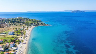Yunanistan 'daki şaşırtıcı Neos Marmaras şehir manzarası ve uzak kaplumbağa adasının gün batımı manzarası.