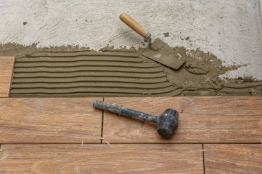 Seramik fayanslar ve tiler için aletler. Döşeme döşemesi. Ev tadilatı, yenileme - seramik fayans döşeme tutkalı, havan topu, seviye.