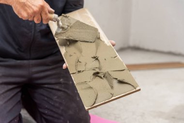 Seramik fayanslar ve tiler için aletler. Döşeme döşemesi. Ev tadilatı, yenileme - seramik fayans döşeme tutkalı, havan topu, seviye.