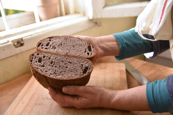 Cortar la barra de pan en rodajas. Pan casero — Foto de Stock