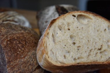 Taze bir somun ev yapımı ekmek..