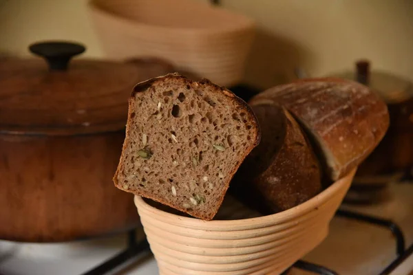Um pão fresco e crocante de pão caseiro . — Fotografia de Stock