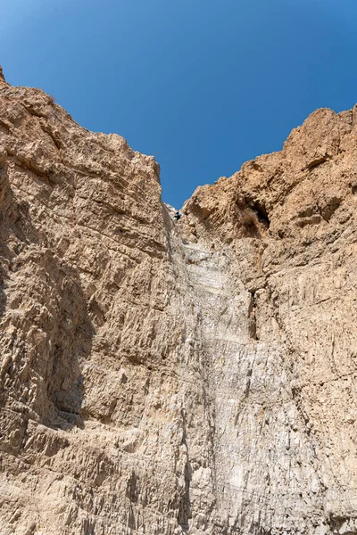 Faille. Belles montagnes avec du sable coloré. Vue du bouquetin nubien à Sde Boker, dans le désert du Néguev, dans le sud d'Israël. — Photo