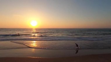 Sahilde gün batımını hızlandırmak. İnsanlar Tel Aviv, İsrail 'de yüzerek ve kano yaparak yürüyor. Yüksek kalite 4K görüntü