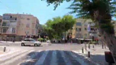 Tel Aviv ve Jaffa 'da arabayla seyahat etme süreleri. Sahil şeridi sahil şeridi ve sahil. Yüksek kalite 4K görüntü