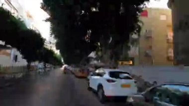 Tel Aviv ve Jaffa 'da arabayla seyahat etme süreleri. Sahil şeridi sahil şeridi ve sahil. Yüksek kalite 4K görüntü