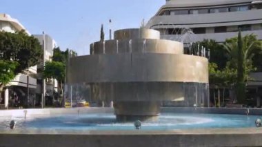 Dizengoff Meydanı, Tel Aviv, Anıt, Bulvar 'ın hızlandırılmış görüntüleri. Büyük bir bina.