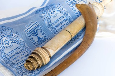 Rosh Hashanah Hashana Yahudi Yeni Yıl Tatili ve Ram Shofar, Horn, Rolled Parchment Scroll, Tallit ile Yom Kippur konsepti