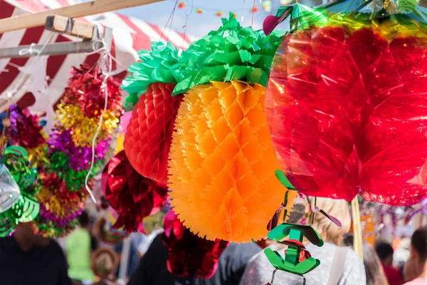 Barevné sukkah dekorace. Sukkotský festival čtyř druhů. Třpytivé dekorace na večírek. — Stock fotografie