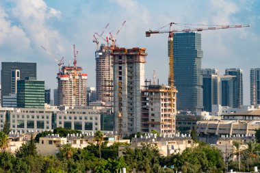 Tel Aviv 'in gökdelenli yüksek binası vinçler ve su ısıtıcılarıyla, İsrail. Şehirdeki yüksek bir bina. Yüksek kalite fotoğraf