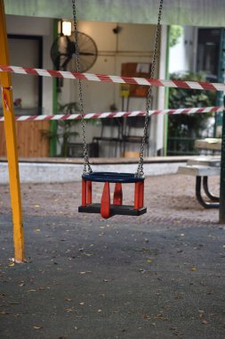 Koronavirüs krizi sırasında çocuklar parkı tehlike bandıyla kapatıldı