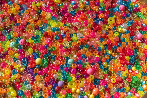 Pełna klatka Shot kolorowe koraliki — Zdjęcie stockowe