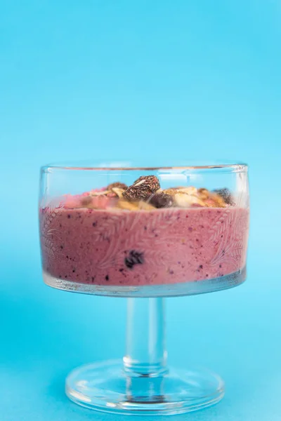 Mixed Berry Acai Smoothie Bowl на голубом фоне — стоковое фото