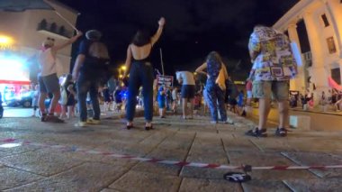 4K görüntü. İsrail protestoları güçlenirken insanlar Netanyahu 'ya karşı gösteri yapıyor
