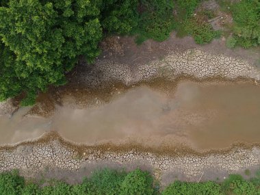 Kuru, susuz, havadan bakan bir nehrin yüksek açılı görüntüsü