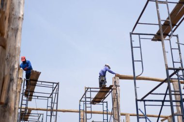 Birçok adam yüksek yerlerde çalışıyor..