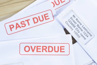 Gecikmiş faturalarla toplanan borç mektupları ve masadaki son duyurular. Kırmızı yazılar ekonomik işsizliğe karşı mücadeleyi temsil ediyor