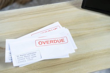 Ödenmemiş faturalar masaya konur..