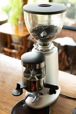 Kahve öğütücüsü kafede.