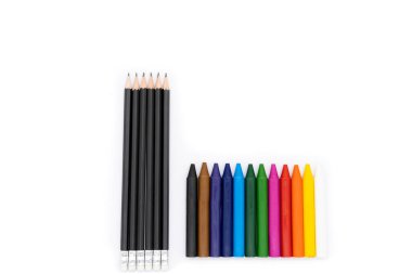 Boya kalemleri, resmin sağ tarafında 12 boya kalemi ve resmin sol tarafında 6 siyah kalem var ve hepsi beyaz arka planda..