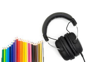 Beyaz arkaplanda görüntünün ortasına 24 renk ve siyah kulaklık yerleştirildi.