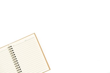 1 kitap sol alt köşede beyaz arkaplanda açıldı