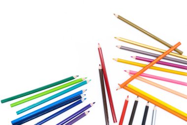 Resmin sağ alt kısmında beyaz bir arkaplan üzerine yayılmış 24 tahta renk