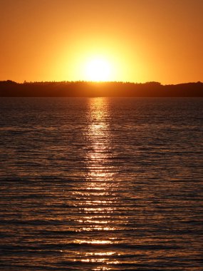 Roskilde Fiyordu'nun Danimarka gün batımında
