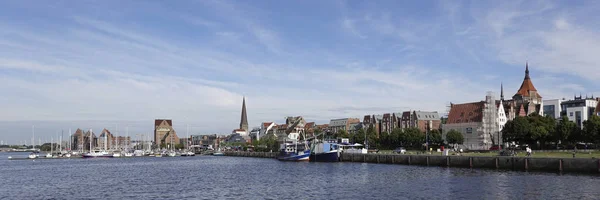 Rostock Paisagem Urbana Dia Ensolarado Com Céus Azuis — Fotografia de Stock